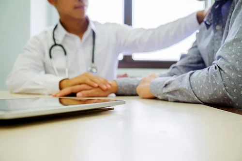 врач поддерживает пациента в лечении алкоголизма